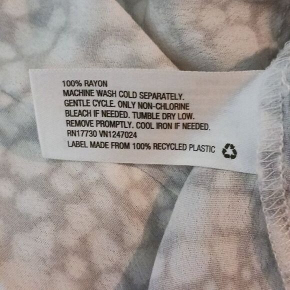 A New Day Blouse Gray Animal Print Short Flutter Sleeve V Neck Womens Size S - Picture 7 of 7